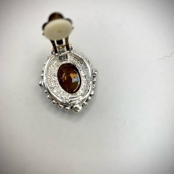 Vintage Roman tigers eye style cabochon set in silver tone clip on earrings NWT - Picture 6 of 8